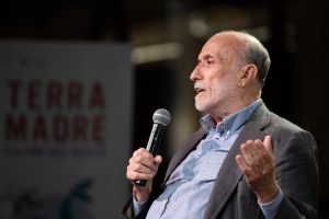 Carlo Petrini a WineNews: “puntare su un’economia di prossimità per uscire dalla crisi”