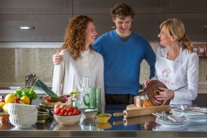 Il turismo torna in Italia e si fa esperienziale, tra imparare a tirare la sfoglia e a fare il ragù