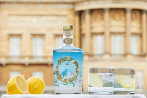 La Regina Elisabetta lancia il suo gin: arriva l’etichetta prodotta con 12 erbe da Buckingham Palace