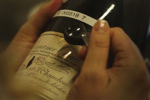 Catawiki, aumentano del 28% le contraffazioni di vino: in Italia la regione più colpita è la Toscana