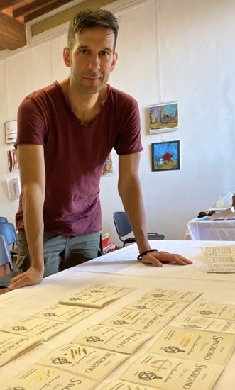 Marco Caratelli e le bottiglie di vino di San Galgano decorate con l’oro