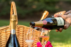 Tra distanziamento e sicurezza, (ri)nasce un nuovo trend: il pic nic, gourmet o tra i vigneti