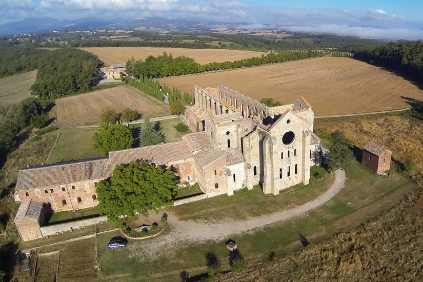 La veduta della millenaria abbazia di San Galgano