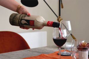 Il vino in bottiglia di carta. L’idea dell’inglese Frugalpac, adottata dalla umbra Cantina Goccia