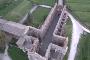 Un passato antico e lo sguardo al domani: rivivono i vigneti della millenaria Abbazia di San Galgano