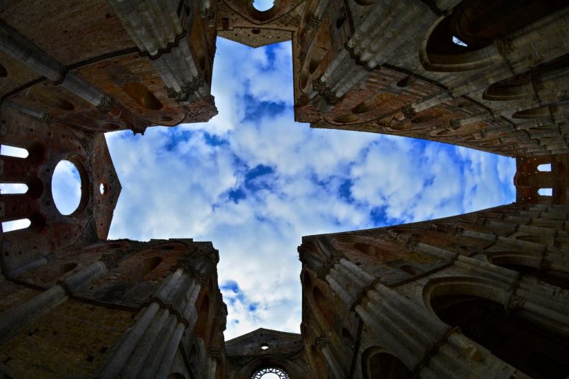 La croce disegnata dal tetto mancante dell’Abbazia di San Galgano