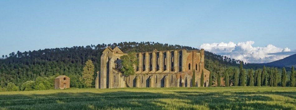La veduta della millenaria abbazia di San Galgano