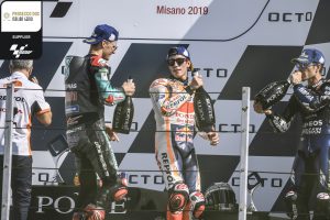 La MotoGP torna a Misano, e i piloti sul palco festeggiano con il Prosecco