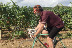 Salite, polvere, fatica. Ma anche discese, paesaggi spettacolari, Brunello: ecco “Eroica Montalcino”