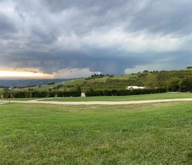 La vista verso Verona dalla Collina dei Ciliegi durante il nubrifagio 