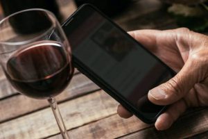 Bevuto troppo? È lo smartphone a dirlo, usando i sensori che rilavano cambiamenti nell’andatura