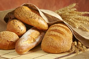 Dal grano al pane il prezzo aumenta di 10 volte. Effetto a valanga su carrello spesa degli italiani