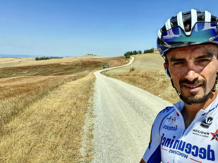 Julian Alaphilippe sulle strade bianche della campagna di Montalcino