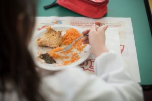 La scuola riparte, e anche le mense scolastiche. Con tante soluzioni diverse, di caso in caso