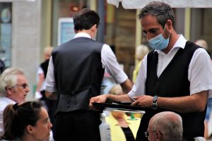 La ristorazione riparte. Ma mancano camerieri e personale. L’allarme di Fipe/Confcommercio