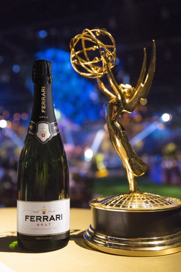 Agli Emmy Awards le star brindano (da casa) con le bollicine TrentoDoc di Ferrari