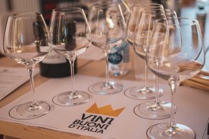 Guide in tempo di Covid: “Vini Buoni d’Italia” del Touring Club Italiano apre le danze, 623 Corone