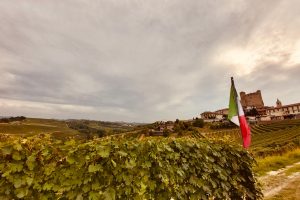Il tricolore torna protagonista a Serralunga d’Alba, tra le vigne: ecco la “Vendemmia Tricolore”