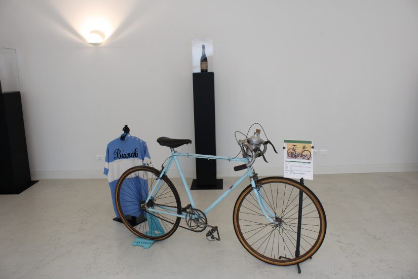 Nella Cantina Carpenè Malvolti la bici Ciaccheri del 1923, la più antica della collezione, “abbinata” ad una bottiglia originale del 1924 (con il vino della vendemmia 1923), la prima riportante in etichetta la parola “Prosecco”.