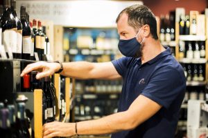 Su più città, in musei, alberghi e non solo, gli eventi del vino si reinventano in tempo di Covid