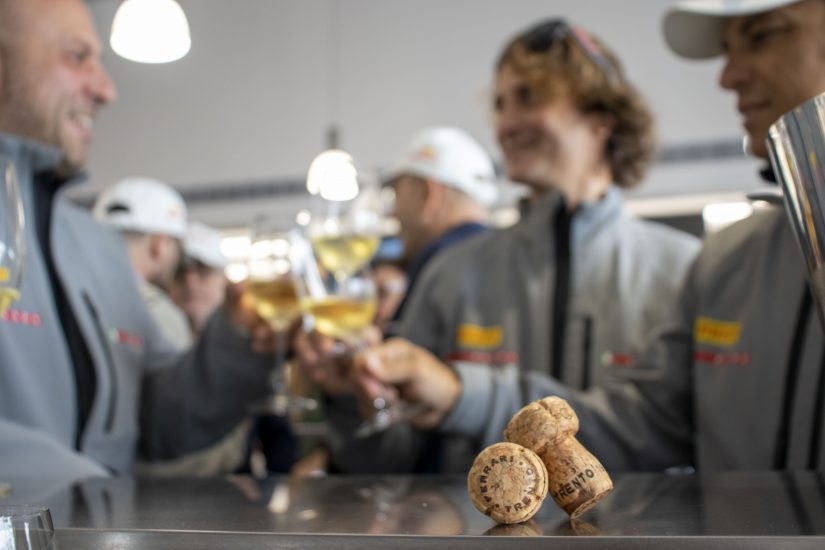 Le bollicine di Ferrari battezzano la AC 75 Luna Rossa 