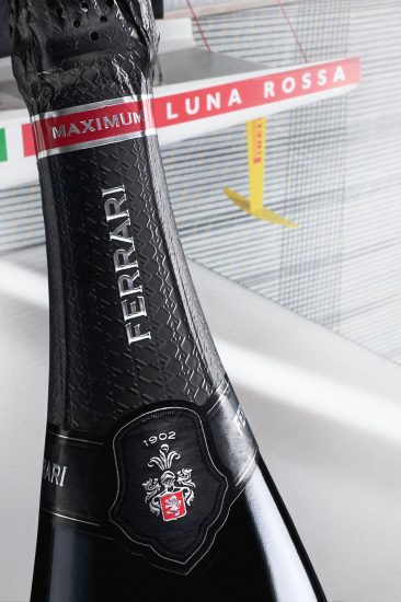 Le bollicine di Ferrari battezzano la AC 75 Luna Rossa 