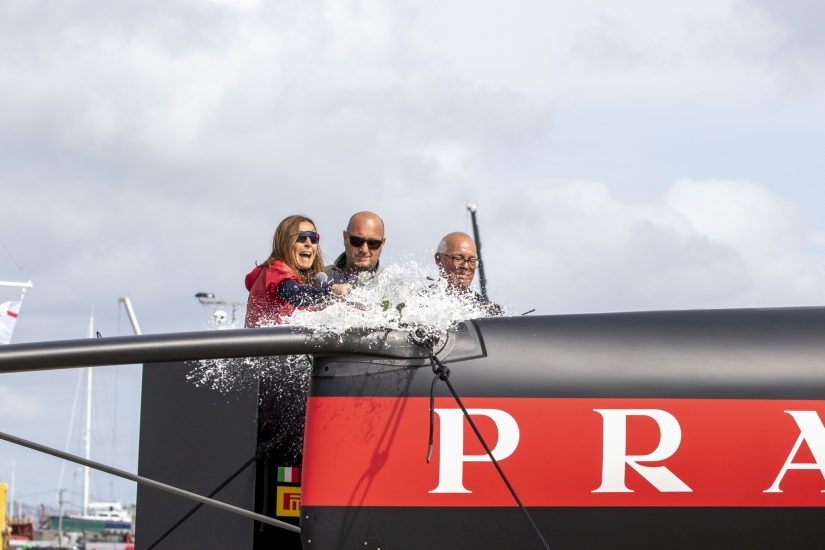 Le bollicine di Ferrari battezzano la AC 75 Luna Rossa 