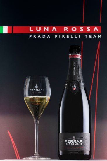 Le bollicine di Ferrari battezzano la AC 75 Luna Rossa 
