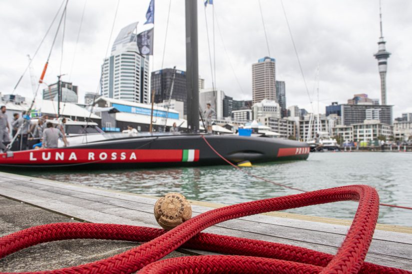 Le bollicine di Ferrari battezzano la AC 75 Luna Rossa 