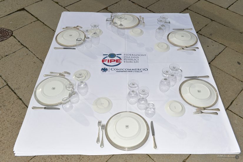 La ristorazione in ginocchio protesta con civiltà nelle piazze d’Italia, e chiede aiuti immediati