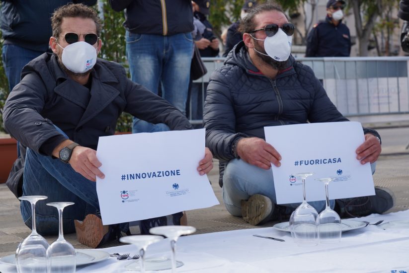La ristorazione in ginocchio protesta con civiltà nelle piazze d’Italia, e chiede aiuti immediati