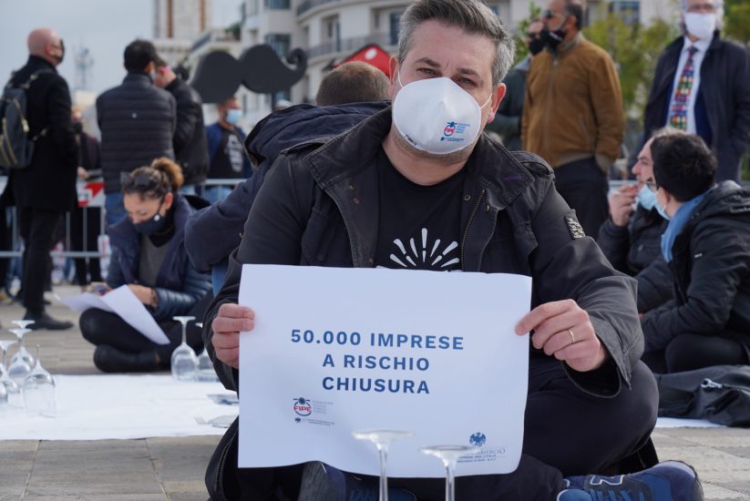 La ristorazione in ginocchio protesta con civiltà nelle piazze d’Italia, e chiede aiuti immediati