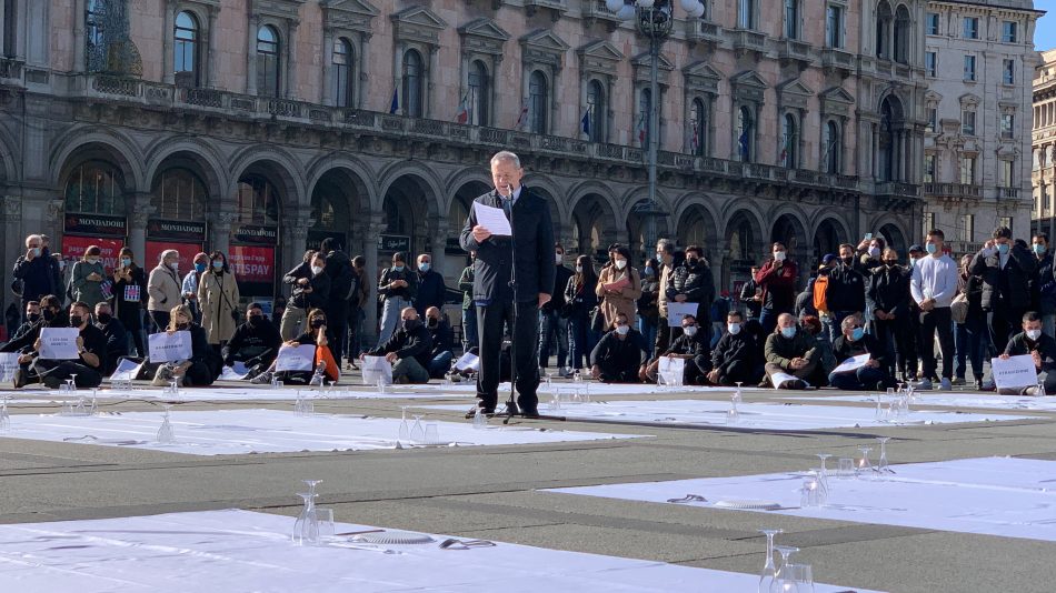 La ristorazione in ginocchio protesta con civiltà nelle piazze d’Italia, e chiede aiuti immediati