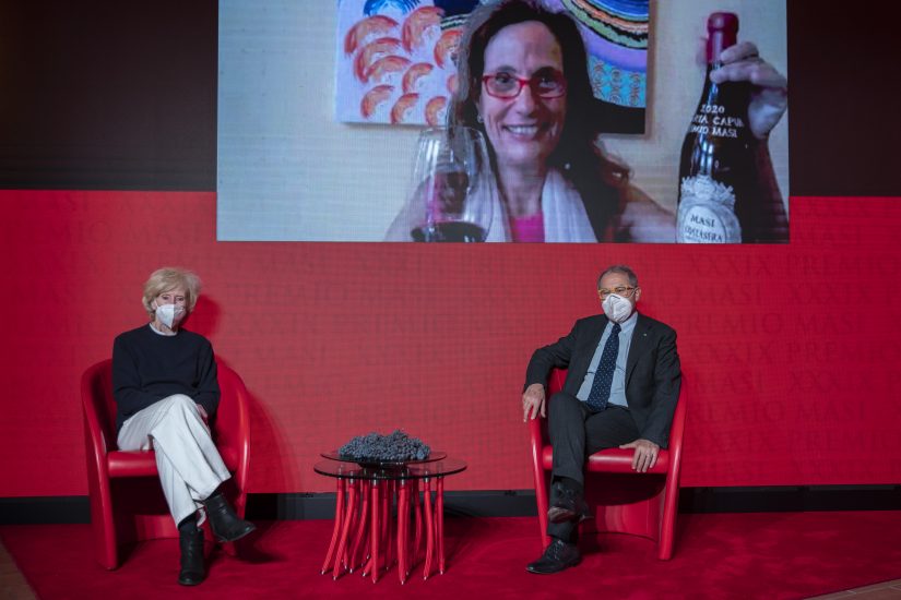 La virologa Ilaria Capua tra le vincitrici del Premio Masi, con Isabella Bossi Fedrigotti e Sandro Boscaini