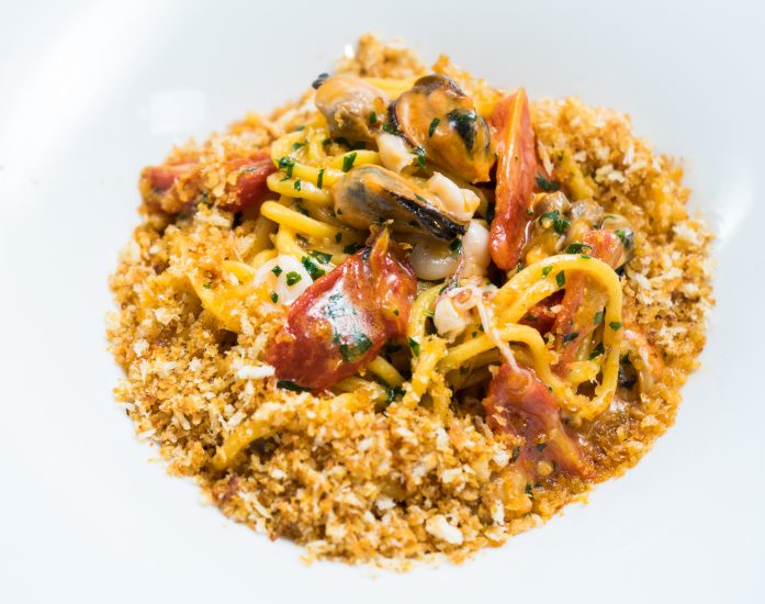 Spaghetti alla chitarra con frutti di mare, crostacei, e briciole di pane alla bottarga