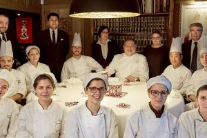 Chef e ristoratori resistono alle restrizioni e si reinventano in nome del mestiere. E della tavola