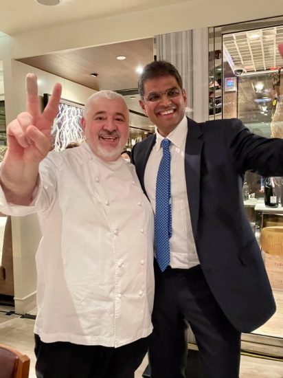 Lo chef Umberto Bombana con il finanziere Avinash Abrahm, mattore dell’Asta da Hong Kong