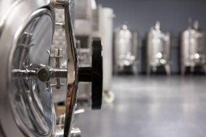 Prosecco in Piemonte e Chianti in Lombardia: quanto vino stoccato fuori zona