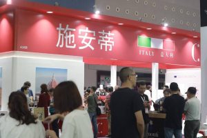 L&rsquo;Europa chiude tutto, e il Chianti riparte dalla Cina, dove il vino italiano ha perso il 39%