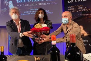 Asta Mondiale del Tartufo Bianco d’Alba da record: raccolti 482.000 euro