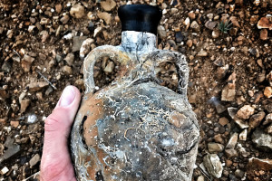 Il vino affinato nel mare che arriva in tavola in anfora, come nell’antichità: ecco “Amphora Maris”