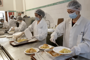 Tra scuole in gran parte chiuse e smart working, la ristorazione collettiva in ginocchio