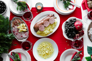 A Natale e Capodanno per la tavola spesa gi&ugrave; del 5%. Reggono le bollicine, anche sotto l&rsquo;albero