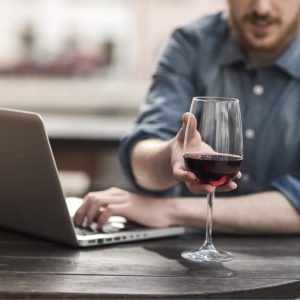 La vendita diretta a distanza di vino ai privati in Ue ha margini del 70%, allo scaffale il 30%