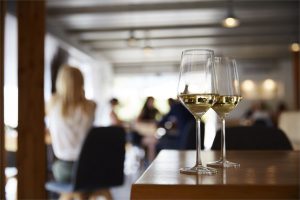 Il boom del vino bianco nel mondo visto dai territori top del Belpaese enoico