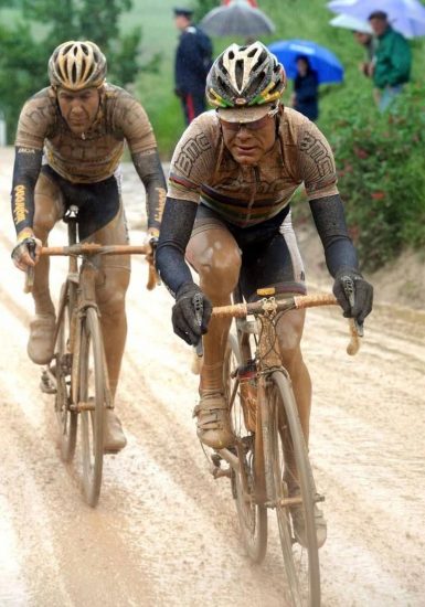 Cadel Evans nell’arrivo del 2010 a Montalcino, dopo il fango delle strade bianche