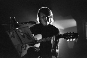 Il vino nella musica di ieri e di oggi: un viaggio tra rock, cantautorato, pop e rap