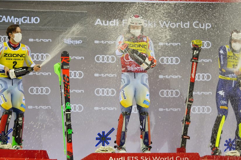  Le bollicine di Ferrari sul podio del circo bianco