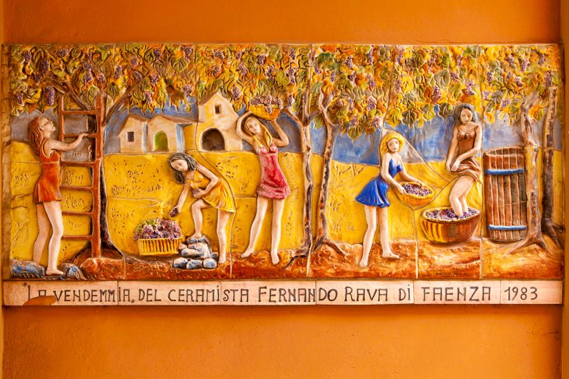 Una ceramica di Faenza che racconta la vendemmia