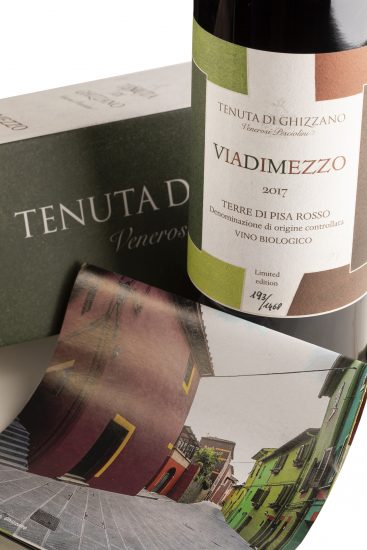 L’etichetta del “ViadiMezzo“ di Tenuta di Ghizzano firmata da David Tremlett